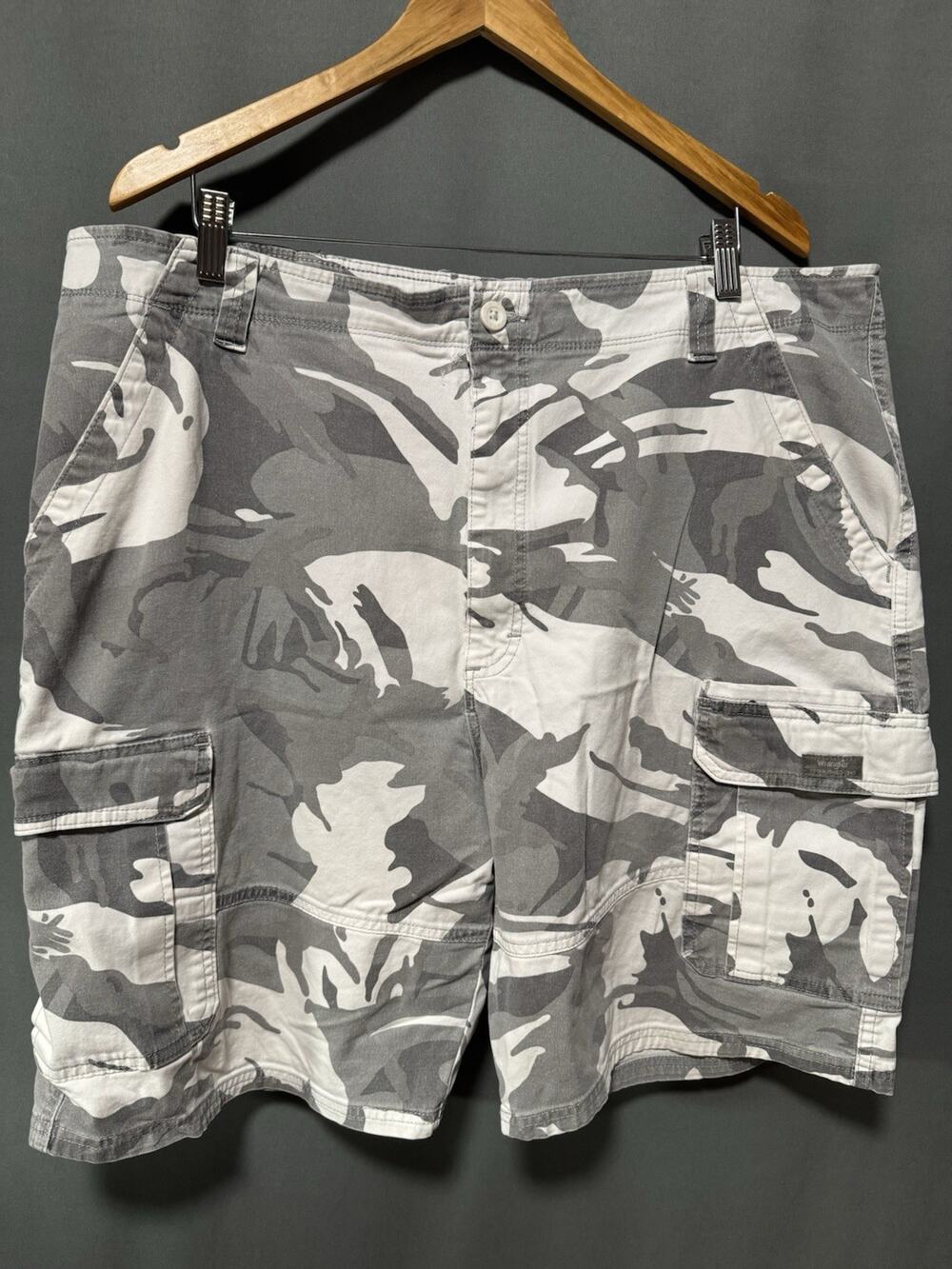 Men's Wrangler Authentic Issue Camo Cargo Shorts White Gray Size 42